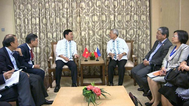 Phó Thủ tướng, Bộ trưởng Ngoại giao Phạm Bình Minh gặp Bộ trưởng Ngoại giao Philippines và Indonesia - ảnh 1